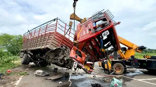 Accident Loaded Eicher Truck Jumped in the River Rescued by Escort Hydra