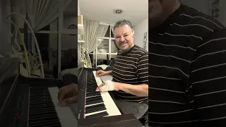 مش حبيبى بس    أنغام    موسيقى على بيانو طارق بغدادى دندنها