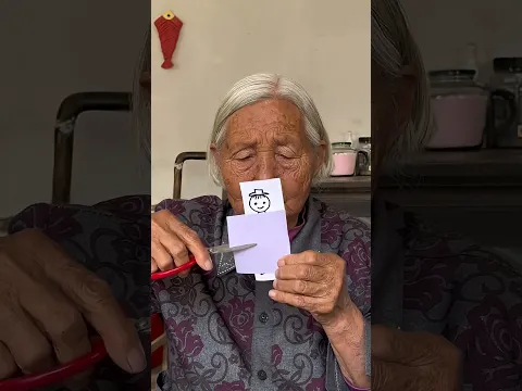Niño travieso evita las tijeras de la abuela. Inteligente o mala visión.