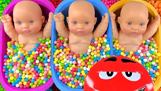 Sorting Colorful Candy with Baby Dolls — Satisfying Color Play