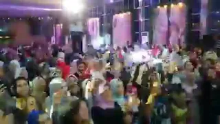اصحاب العروسة ولعو الفرح علي مهرجان مشينا صح مش عاجب دندنها