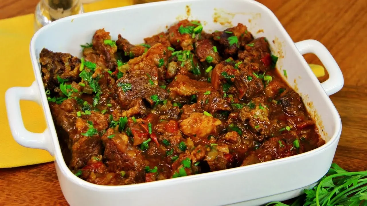 CARNE ASSADA SUCULENTA NA PANELA DE PRESSÃO Ingredientes: 3 kg de carne 8 dentes de alho 3 cebolas m. 