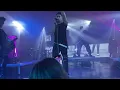 Moenia live in LA.  Ni tú ni nadie