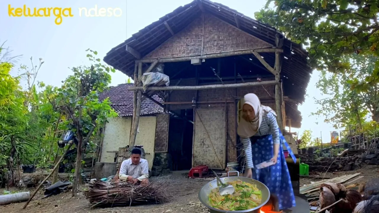 Membuat seblak mie super pedas, makan bersama keluarga | masak di desa