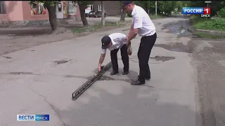 В Омске Госавтоинспекция искала ямы на дорогах