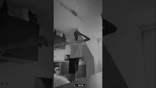 شيرة شابة عينيها مبلقين يا راها لاسقة ولا دوريجين تصميم فيديوهات 