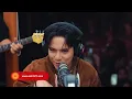TJ Monterde performs "teka lang" LIVE on Wish 107.5 Bus