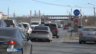 Вместе со снегом в Омске с дорог сошел асфальт