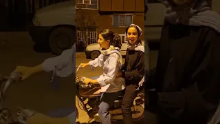 با خواهر کوچیکترم موتور سواری یاد گرفتیم 