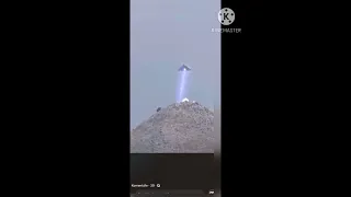 صحن طائر يرفع احد الاشخاص 