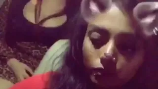 امك يلا مخربشه صدرها      دندنها