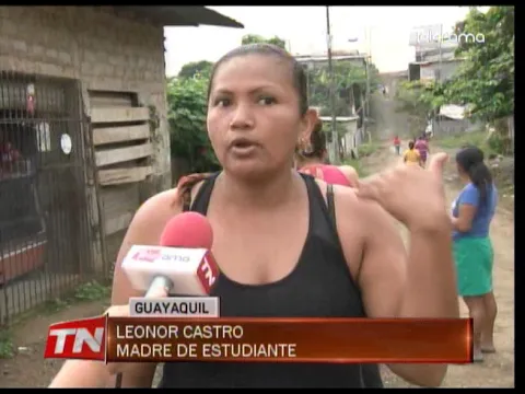 Padres denuncian supuestos cobros por libros en escuela fiscal