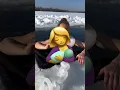 Download Lagu CET NAGEUSE EST RESTÉ COINCÉ SOUS LA GLACE ! 😇🥶