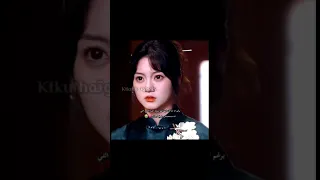 برغم انه شاكك انها بتمثل عليه العمي اللي انه مسمحش انها تتاذي           دندنها