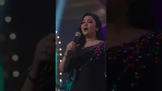 ف الوش ضحكه تقول حبايبي إخوات شقايق   ومبهدلني ف ضهري قالوا كلام يضايق   دندنها