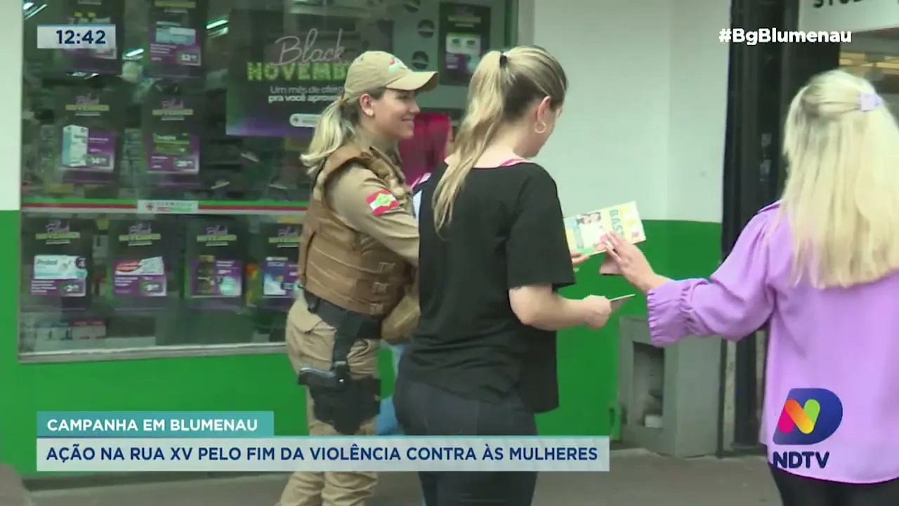 Campanha em Blumenau: ação na rua XV pelo fim da violência contra ás mulheres