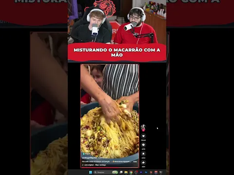 misturando o macarrao com a mao