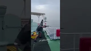 هجوم القراصنة على السفينة معركة النجاة وسط الأمواج 