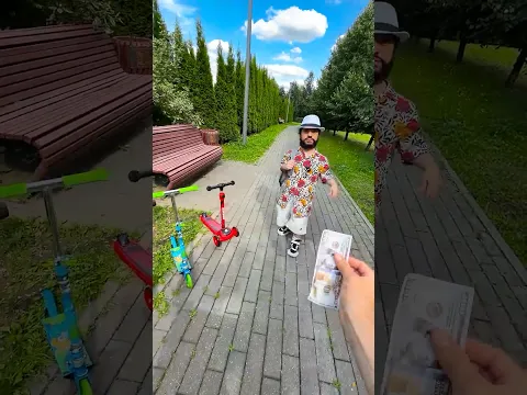 Незнакомец карлик ломает самокат за деньги!