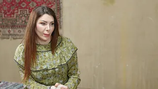 عايش حياة بسيطة وفقيرة لكنه بيمتلك قوة وإيمان كبير وبسبب هالإيمان قدر يلاقي شغل يغنيه لولد ولده  دندنها