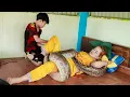 Download Lagu Terrifying Scene! Catching Crabs Turns Into a Fight With a Monster Python in the Farm Swamp! 😨🐍