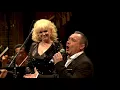 Valeria Lynch - Y Tú No Estás (En Vivo)