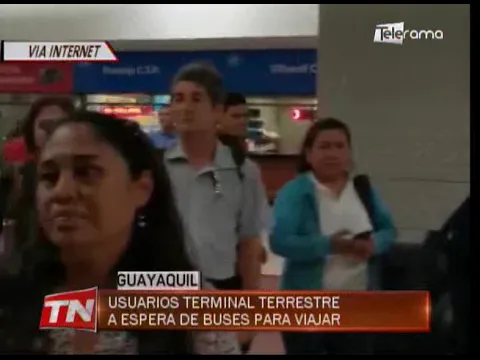 Usuarios terminal terrestre a espera de buses para viajar