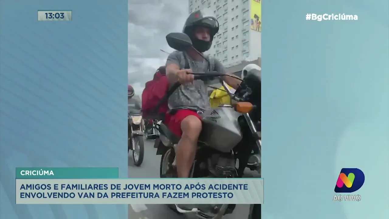 Amigos de jovem morto em acidente envolvendo van da prefeitura fazem protesto em Criciúma