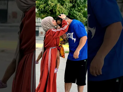 شاب يساعد الفقراء بطريقه جميله