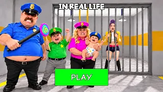 Rumi escapa de la prisión familiar de policías! Guía completa Scary Obby