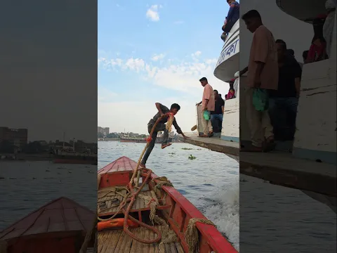 তাড়াহুড়ো যেভাবে চলন্ত স্বর্ণদ্বীপ-৭ লঞ্চে ট্রলার বাঁধলো। How to tie a boat to a ship. #shorts