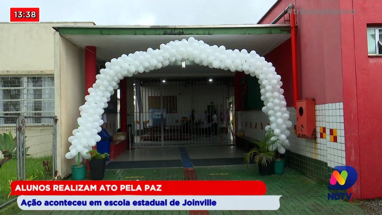 Alunos realizam ato pela paz: ação aconteceu em escola estadual de Joinville