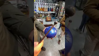 عالم الالات الموسيقيه في شارع الرشيد دندنها
