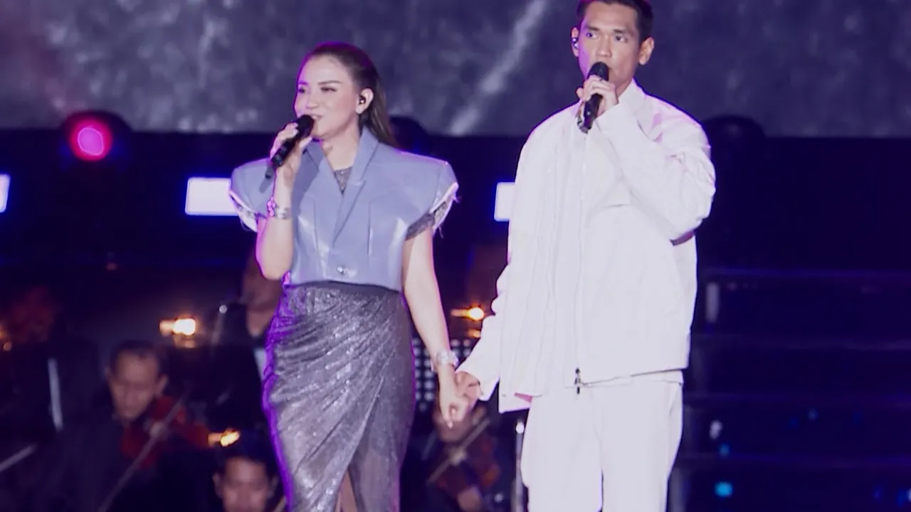 Rossa feat. Afgan - Kamu Yang Kutunggu (25 Shining Years Concert) Rossa feat. Afgan - Kamu Yang Kutunggu (25 Shining Years Concert)