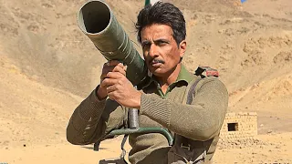 اخوه الصغير إتقتل قدام عنيه في الحرب بين الهند والصين فقرر إنه ياخد حق اخوه وينتصروا علي الصينين 