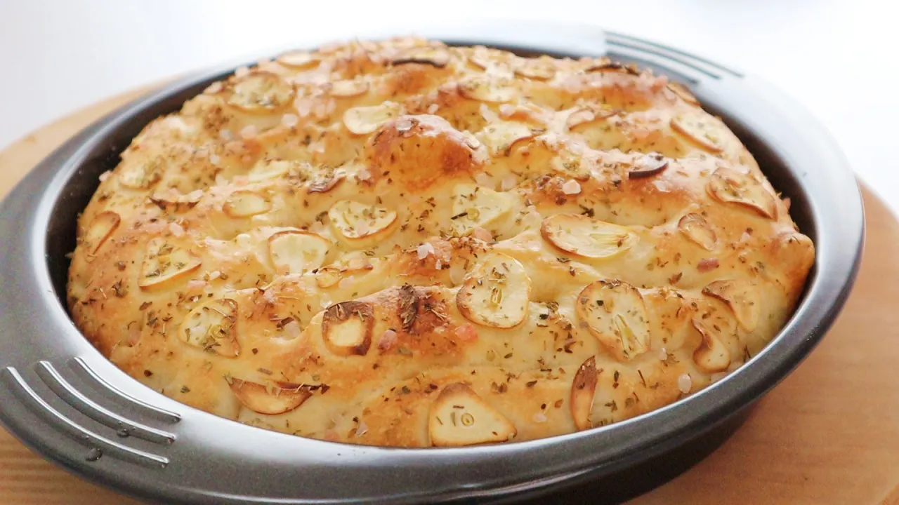 No Knead Garlic Focaccia|Apron