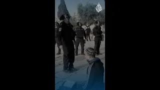 مقدسي يقرأ القرآن في المسجد الأقصى رغم محاولات جنود الاحتلال إخراجه 