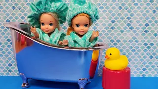 Download Shower time ! Elsa \u0026 Anna toddlers - cleaning - bedtime MP3