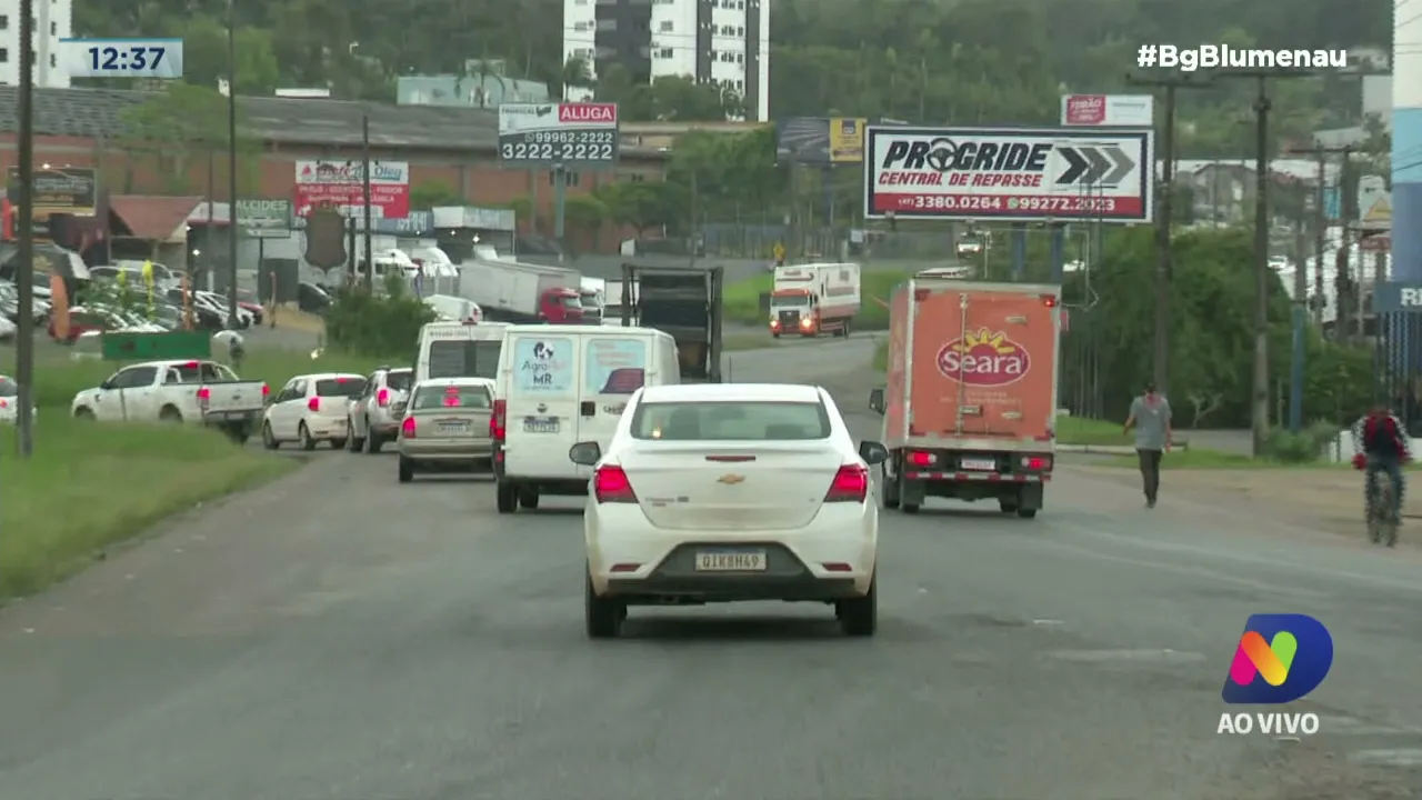 Matagal no trevo do celeiro do vale na BR-470 dificulta visão de motoristas