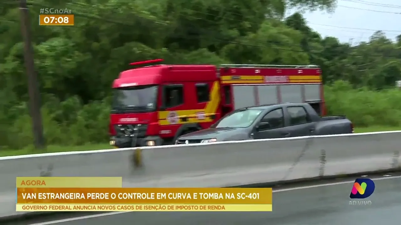 Tombamento de van com placa estrangeira complica o trânsito na SC-401, em Florianópolis nesta manhã