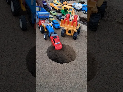 Yaja 🤠 ray truck pushing tractor red car in to pit jcb red boys near #satisfying #satisfyingvideo