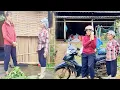 Download Lagu Tuyet took the old woman to look for her child but found no one at home