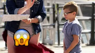 طفل ينتزع تنانير النساء 