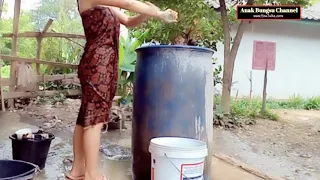 gadis cantik sedang mandi