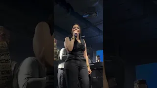 بكره تشوف يا ناكر خيري زماني من زمن غيري     رحمه محسن تتجاهل ازمتها و تبدع باغانيها في حفلها اليوم دندنها