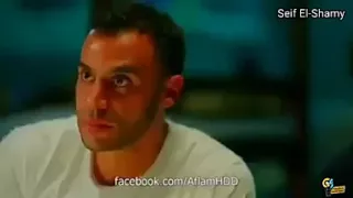 قاعد لوحدك كدا سرحان ههههههه دندنها