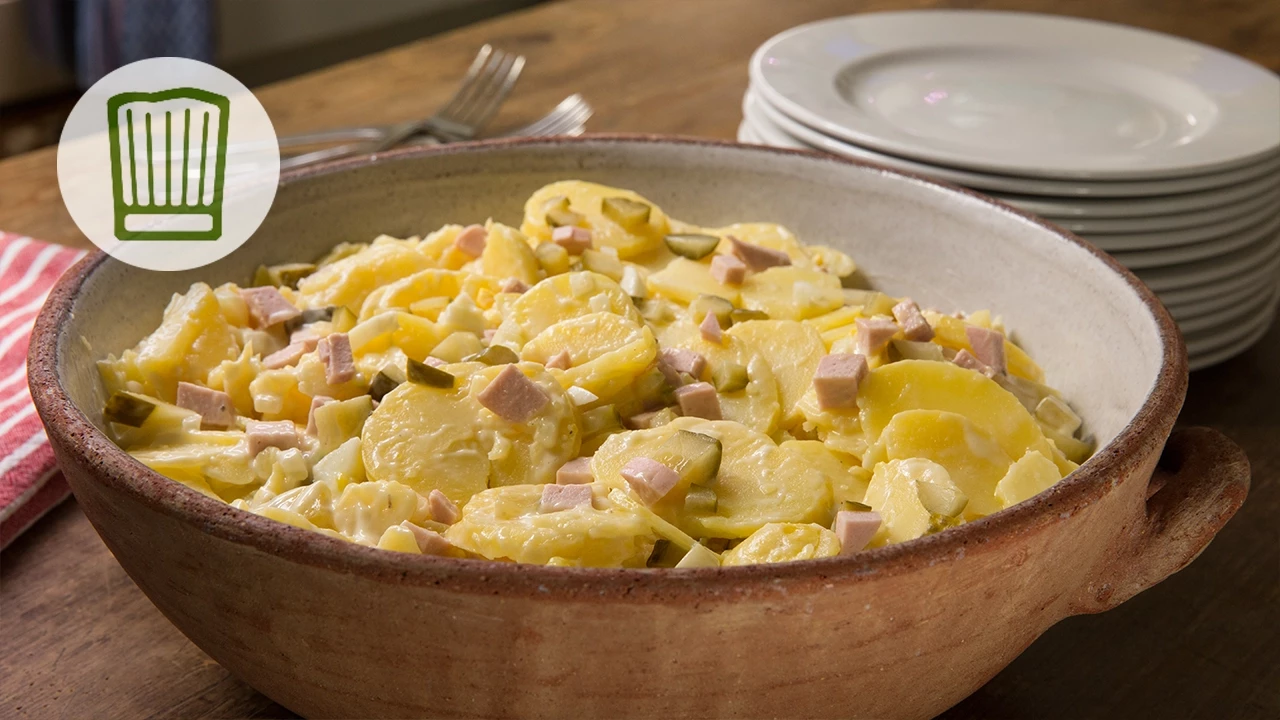 Der Erdäpfelsalat ist nicht nur der ideale Begleiter zum Wiener Schnitzel, er schmeckt auch zu viele. 