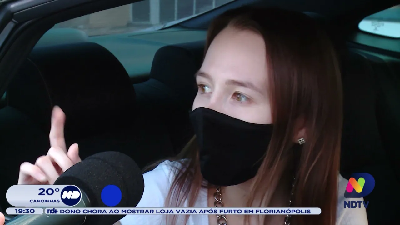 Ferry Boat encalha com pessoas e veículos durante travessia entre Itajaí e Navegantes