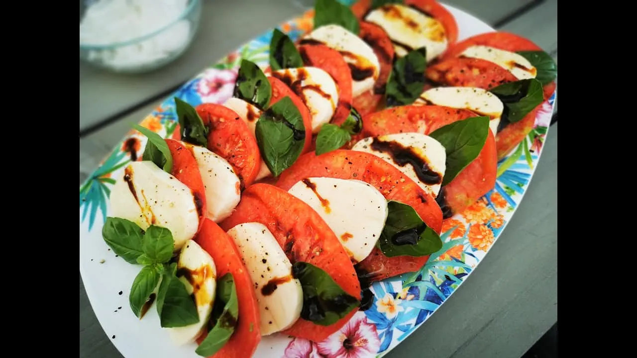 Ein einfaches Rezept für einen Tomaten-Mozzarella-Salat für den Sommer. Nicht außergewöhnlich, dafür. 