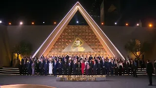 حفل افتتاح المتحف المصري الكبير عرض هدية مصر للعالم للألعاب النارية والطائرات المسيرة في الجيزة 